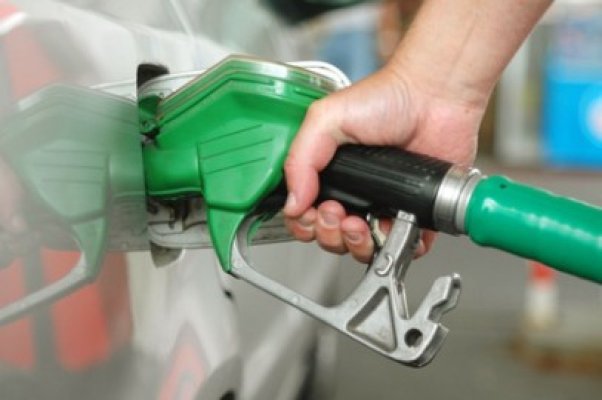 Voinea: Creşterea accizei la carburanţi, măsură pentru a evita deflaţia